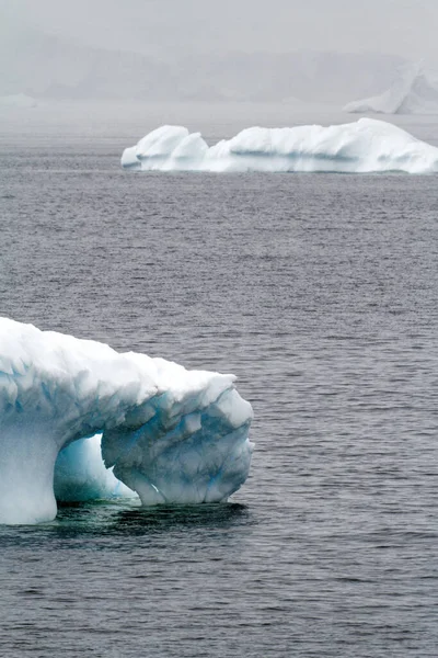 Antarktida Non Tabular Iceberg Drifting Ocean Antarktida Cloudy Day Globální — Stock fotografie