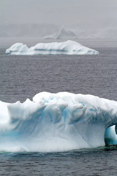 Antarktika Okyanusta Sürüklenen Tablo Olmayan Buzdağı Bulutlu Bir Günde Antarktika — Stok fotoğraf