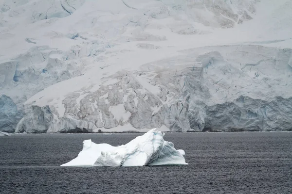 Antarktis Tafelfreier Eisberg Der Ozean Treibt Antarktis Einem Bewölkten Tag — Stockfoto