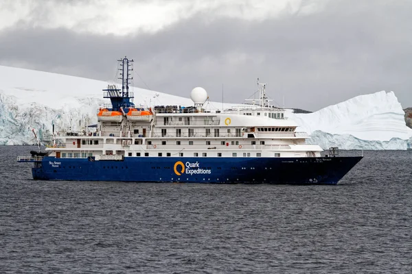 南極を探索する クォーク遠征海スピリットクルーズ氷山の間を航海する船 旅行先 南極野生生物探検隊 2014年1月19日 — ストック写真