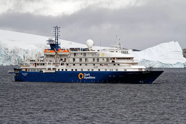 Exploring Antarctica Quark Expeditions Sea Spirit Cruise Ship Sailing Icebergs — Stock Photo, Image