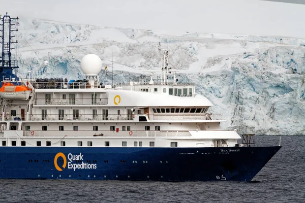 Exploring Antarctica Quark Expeditions Sea Spirit Cruise Ship Sailing Icebergs — Stock Photo, Image