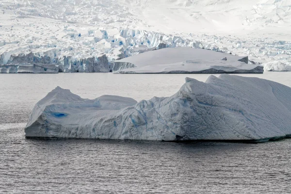 海で漂流する非表象の氷山 曇りの日に南極 地球温暖化 — ストック写真