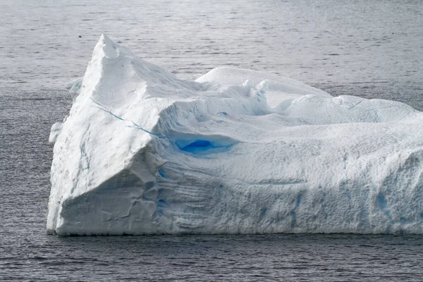 海で漂流する非表象の氷山 曇りの日に南極 地球温暖化 — ストック写真