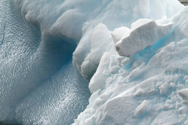 海で漂流する非表象の氷山 曇りの日に南極 地球温暖化 — ストック写真