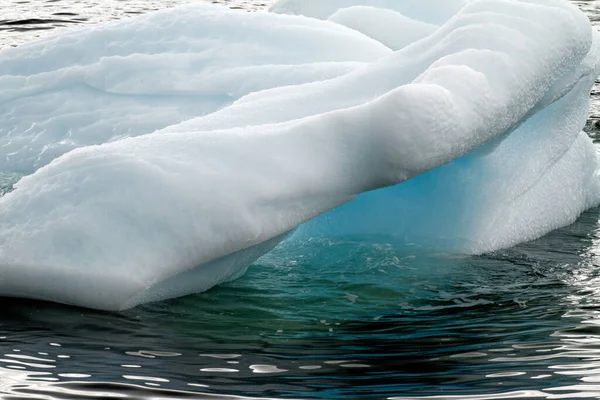 海で漂流する非表象の氷山 曇りの日に南極 地球温暖化 — ストック写真