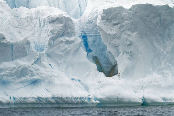 Antarctica Niet Tabelijsberg Drijvend Oceaan Antarctica Een Bewolkte Dag Opwarming — Stockfoto