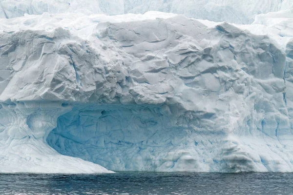 Antártica Iceberg Não Tabular Deriva Oceano Antártica Dia Nublado Aquecimento — Fotografia de Stock