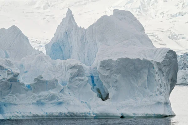 海で漂流する非表象の氷山 曇りの日に南極 地球温暖化 — ストック写真