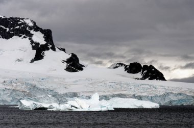 Antarktika - Antarktika buz oluşumları - Antarktika Yarımadası - Palmer adalar - Neumayer kanal ile sahil şeridi - küresel ısınma