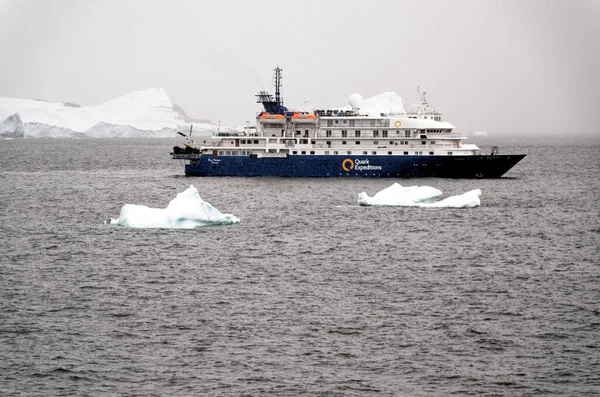 Exploring Antarctica Quark Expeditions Sea Spirit Cruise Ship Sailing Icebergs — Stock Photo, Image