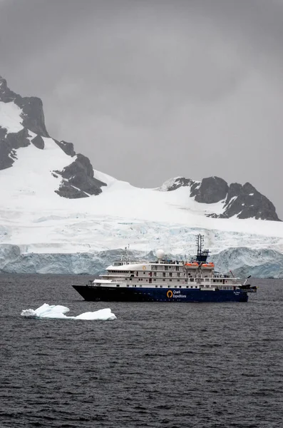 Antarktika Keşfetmek Quark Seferleri Deniz Ruhu Gemisi Buzdağları Arasında Yelken — Stok fotoğraf
