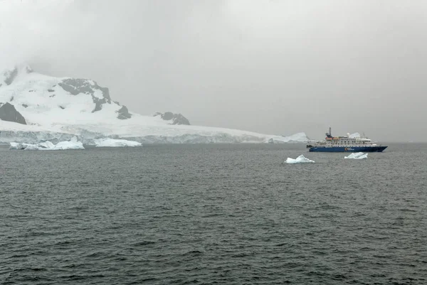 Exploring Antarctica Expediciones Quark Sea Spirit Cruise Ship Sailing Icebergs — Foto de Stock