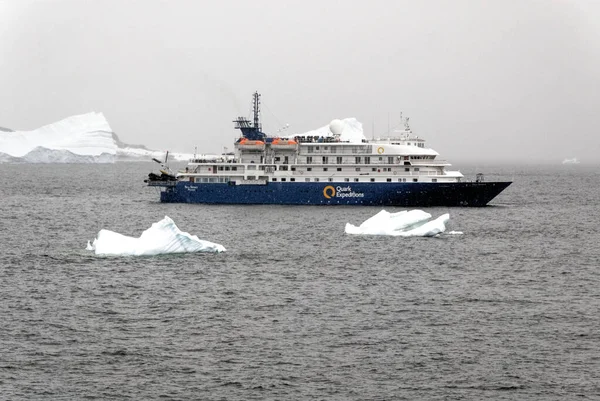 Zwiedzanie Antarktydy Quark Expeditions Sea Spirit Cruise Ship Żeglarstwo Wśród — Zdjęcie stockowe