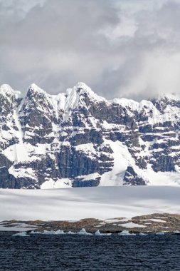 Antarktika 'da yolculuk. Antarktika Yarımadası - Palmer Takımadası - Neumayer Kanalı. Küresel ısınma peri masalı manzarası