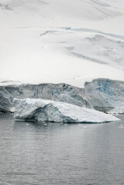Antarktika - Antarktika Yarımadası - Palmer Takımadası 'nda gezinti. Neumayer Kanalı. Küresel ısınma - Peri masalı manzarası
