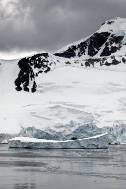 Antarktika - Antarktika Yarımadası - Palmer Takımadası 'nda gezinti. Neumayer Kanalı. Küresel ısınma - Peri masalı manzarası
