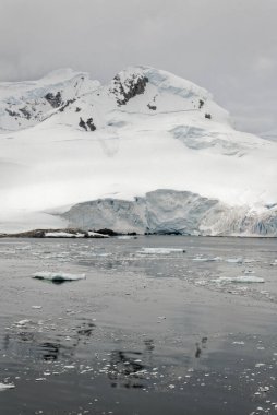 Antarktika - Antarktika Yarımadası - Palmer Takımadası 'nda gezinti. Neumayer Kanalı. Küresel ısınma - Peri masalı manzarası