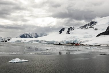 Antarktika - Antarktika Yarımadası - Palmer Takımadası 'nda gezinti. Neumayer Kanalı. Küresel ısınma - Peri masalı manzarası