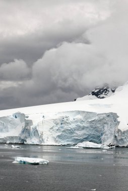 Antarktika - Antarktika Yarımadası - Palmer Takımadası 'nda gezinti. Neumayer Kanalı. Küresel ısınma - Peri masalı manzarası
