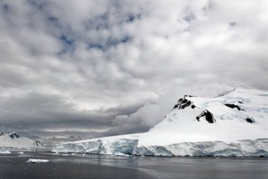 Antarktika - Antarktika Yarımadası - Palmer Takımadası 'nda gezinti. Neumayer Kanalı. Küresel ısınma - Peri masalı manzarası