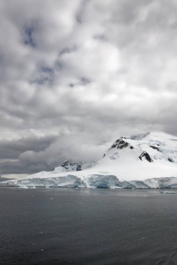 Antarktika - Antarktika Yarımadası - Palmer Takımadası 'nda gezinti. Neumayer Kanalı. Küresel ısınma - Peri masalı manzarası