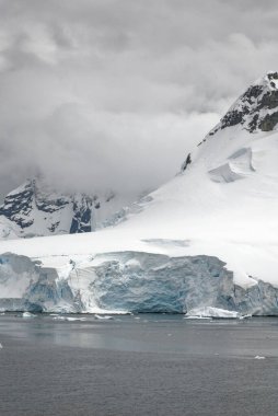 Antarktika - Antarktika Yarımadası - Palmer Takımadası 'nda gezinti. Neumayer Kanalı. Küresel ısınma - Peri masalı manzarası