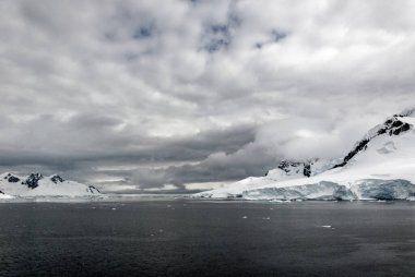 Antarktika - Antarktika Yarımadası - Palmer Takımadası 'nda gezinti. Neumayer Kanalı. Küresel ısınma - Peri masalı manzarası