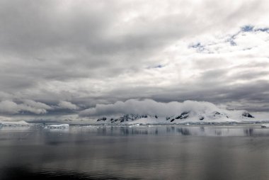 Antarktika - Antarktika Yarımadası - Palmer Takımadası 'nda gezinti. Neumayer Kanalı. Küresel ısınma - Peri masalı manzarası