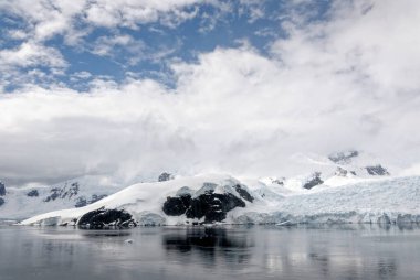 Antarktika - Antarktika Yarımadası - Palmer Takımadası 'nda gezinti. Neumayer Kanalı. Küresel ısınma - Peri masalı manzarası
