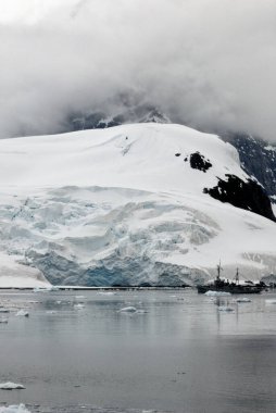 Antarktika - Antarktika Yarımadası - Palmer Takımadası 'nda gezinti. Neumayer Kanalı. Küresel ısınma - Peri masalı manzarası