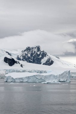 Antarktika - Antarktika Yarımadası - Palmer Takımadası 'nda gezinti. Neumayer Kanalı. Küresel ısınma - Peri masalı manzarası