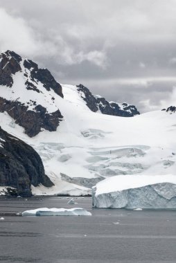 Antarktika - Antarktika Yarımadası - Palmer Takımadası 'nda gezinti. Neumayer Kanalı. Küresel ısınma - Peri masalı manzarası