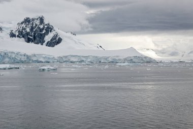 Antarktika - Antarktika Yarımadası - Palmer Takımadası 'nda gezinti. Neumayer Kanalı. Küresel ısınma - Peri masalı manzarası