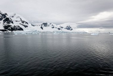 Antarktika - Antarktika Yarımadası - Palmer Takımadası 'nda gezinti. Neumayer Kanalı. Küresel ısınma - Peri masalı manzarası