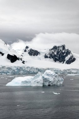 Antarktika - Antarktika Yarımadası - Palmer Takımadası 'nda gezinti. Neumayer Kanalı. Küresel ısınma - Peri masalı manzarası