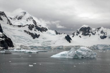 Antarktika - Antarktika Yarımadası - Palmer Takımadası 'nda gezinti. Neumayer Kanalı. Küresel ısınma - Peri masalı manzarası