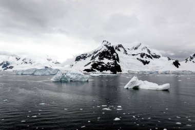 Antarktika - Antarktika Yarımadası - Palmer Takımadası 'nda gezinti. Neumayer Kanalı. Küresel ısınma - Peri masalı manzarası