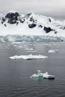 Antarktika - Antarktika Yarımadası - Palmer Takımadası 'nda gezinti. Neumayer Kanalı. Küresel ısınma - Peri masalı manzarası