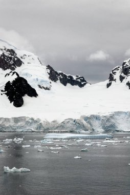 Antarktika - Antarktika Yarımadası - Palmer Takımadası 'nda gezinti. Neumayer Kanalı. Küresel ısınma - Peri masalı manzarası