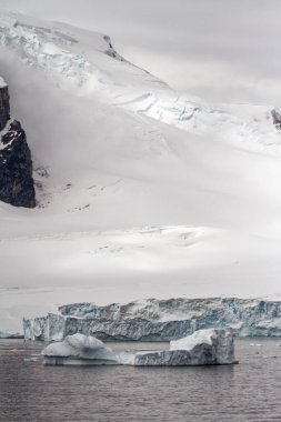 Antarktika - Antarktika Yarımadası - Palmer Takımadası 'nda gezinti. Neumayer Kanalı. Küresel ısınma - Peri masalı manzarası