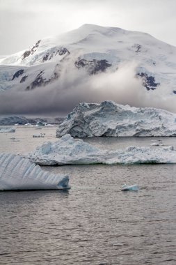Antarktika - Antarktika Yarımadası - Palmer Takımadası 'nda gezinti. Neumayer Kanalı. Küresel ısınma - Peri masalı manzarası