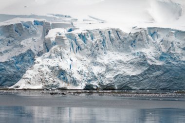 Antarktika - Antarktika Yarımadası - Palmer Takımadası 'nda gezinti. Neumayer Kanalı. Küresel ısınma - Peri masalı manzarası