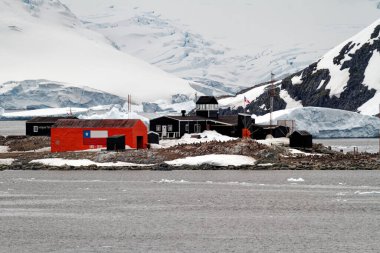 Antarktika 'nın Cennet Körfezi' ndeki Waterboat Point 'teki Şili İstasyonu Gonzales Videla manzarası