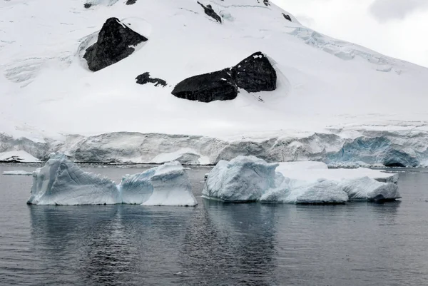 Antarktika - Antarktika Yarımadası - Palmer Takımadası 'nda gezinti. Neumayer Kanalı. Küresel ısınma - Peri masalı manzarası
