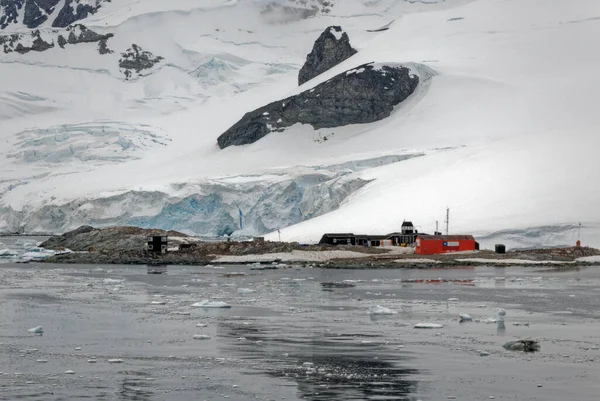 Vista Estação Chilena Gonzales Videla Ponto Barco Aquático Continente Antártico — Fotografia de Stock