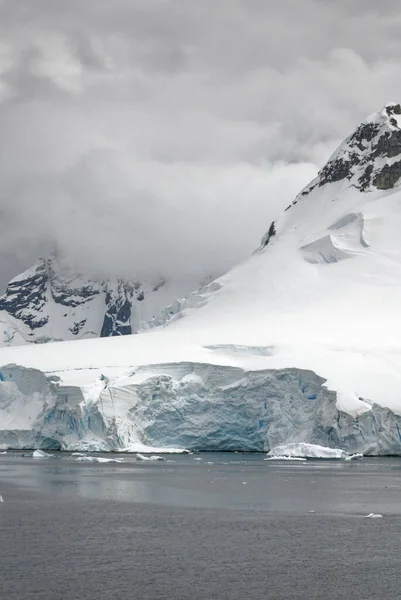 Antarktika - Antarktika Yarımadası - Palmer Takımadası 'nda gezinti. Neumayer Kanalı. Küresel ısınma - Peri masalı manzarası