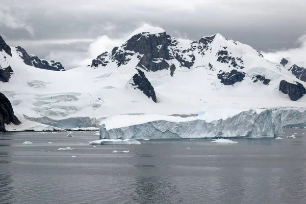 Antarktika - Antarktika Yarımadası - Palmer Takımadası 'nda gezinti. Neumayer Kanalı. Küresel ısınma - Peri masalı manzarası