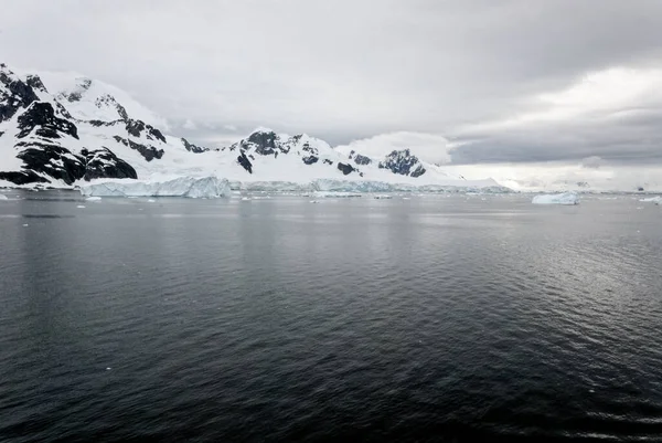 Antarktika - Antarktika Yarımadası - Palmer Takımadası 'nda gezinti. Neumayer Kanalı. Küresel ısınma - Peri masalı manzarası