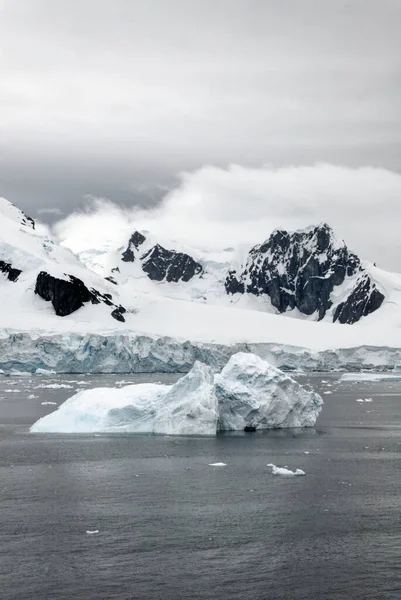 Antarktika - Antarktika Yarımadası - Palmer Takımadası 'nda gezinti. Neumayer Kanalı. Küresel ısınma - Peri masalı manzarası